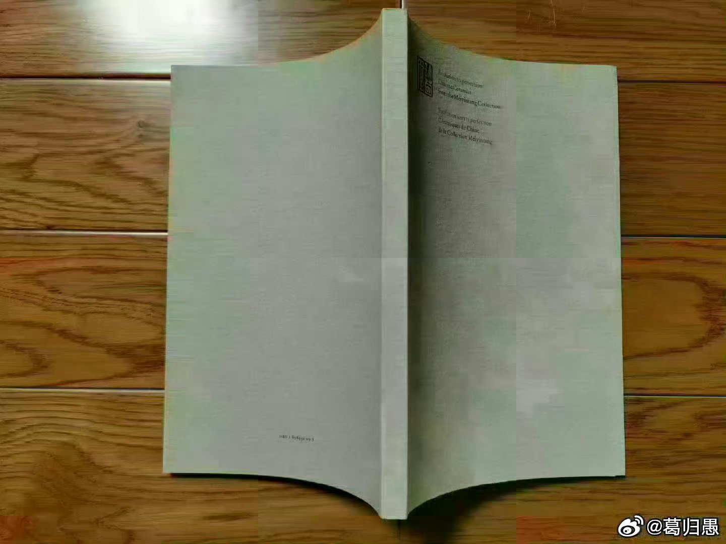 出《臻于佳境：玫茵堂藏品中的中国陶瓷》，基本完好，5200包邮，有兴趣可联系wx:gealmonfils。玫茵堂由瑞士藏家斯蒂芬和吉尔伯特·裕利在知名古董商仇焱之和埃斯卡纳齐的协助下历经50余年而成就，为史上最为重要的一处中国陶瓷私人收藏，囊括从新石器时代至清最为上乘的珍品，以一件成化斗彩鸡缸杯最为 ​