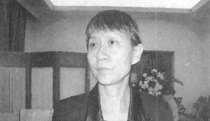 1976年，王光美继女刘涛因逃往缅甸被抓捕，她后来的人生究竟发生了什么变化呢？

最先传到王光美耳朵里的，只有“涉案关押”四个字，连具体关押地址都查不到。
她托了好几层关系打听，半个月后才拿到一张印有云南看守所地址的便签，边角皱得像被水泡过的旧报纸。
那时候她自己的处境也不算好，每月只有几十块生活费