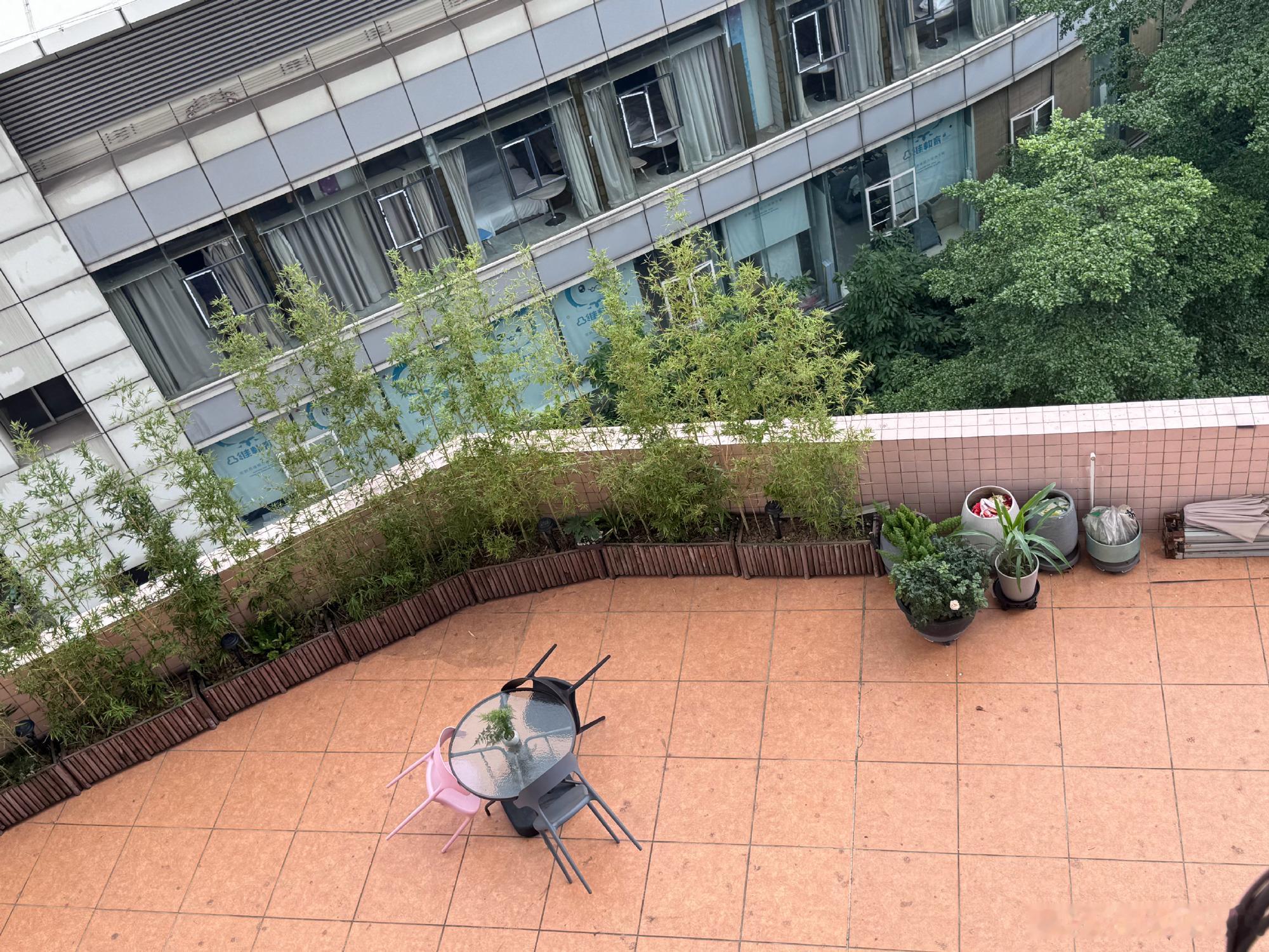 公司楼上新二手业主装修，水道堵了，回去配合他维修。楼上新业主是位本地大...