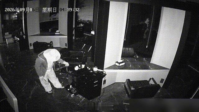 4把剪刀，7000块，一个成年男人凌晨4点摸进理发店，理由是自己在家剪头方便。这事听着像个段子，但它是真事，沈阳警方9月6号接的警，9号人赃并获。 
 
先说这案子里最值得琢磨的地方——不是他那句"在家剪头方便"，而是他偷东西的这个选择。 
 
理发店收银台他翻了，没拿钱，直奔理发区，把工作台上的 ​
