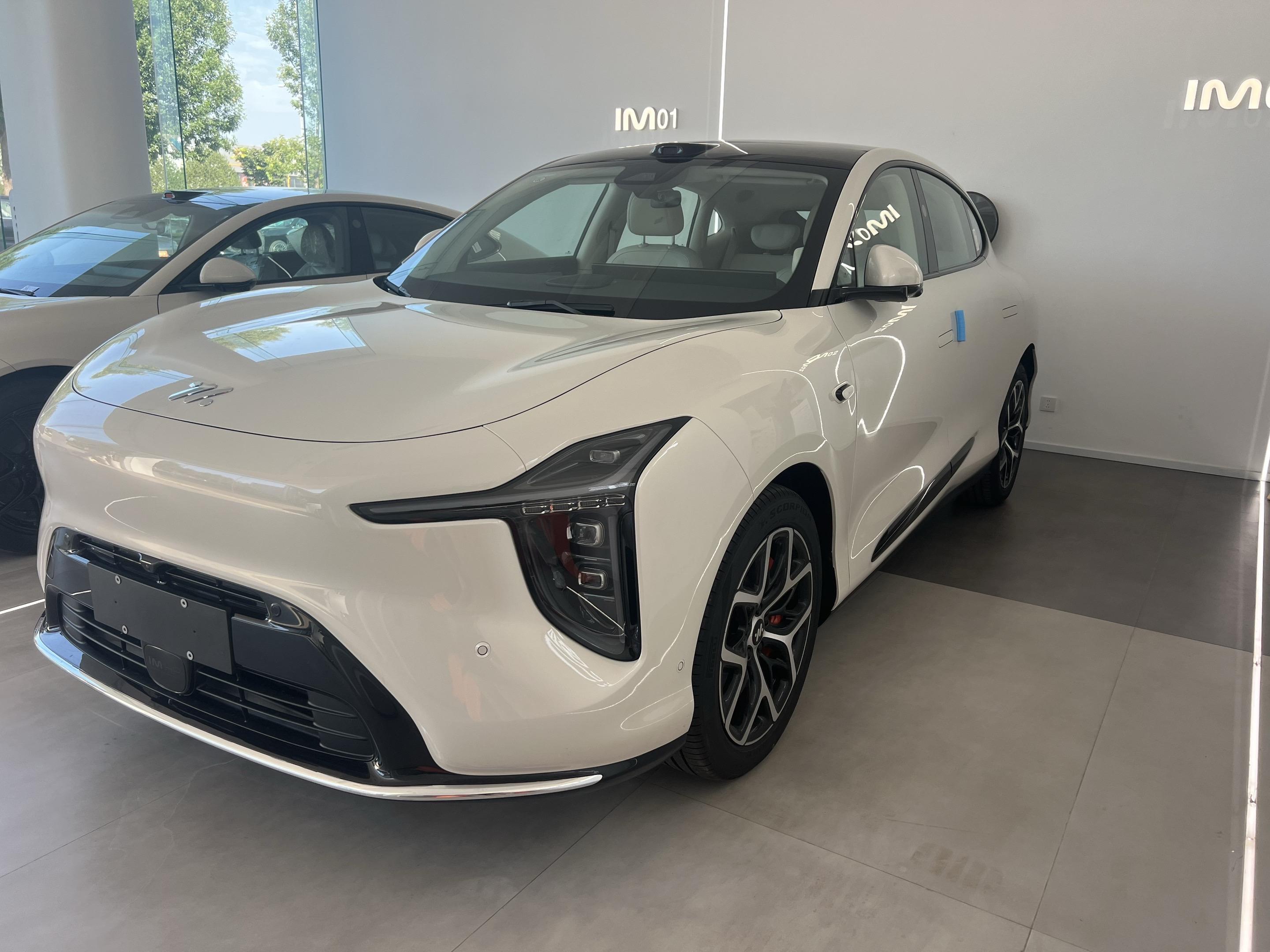 智己 LS6 从看到开的一次完整体验
轿跑 SUV 眼下选择不少，想在颜值、实用和驾驶之间找到平衡并不容易。这次到 4S 店，从外观、座舱到动态驾驶把智己 LS6 完整体验了一遍，看看它如何兼顾这几件事。
外观是这台车很有辨识度的部分。溜背线条从前排上方一直顺滑延伸到车尾，侧面姿态流畅，没有夸张的包