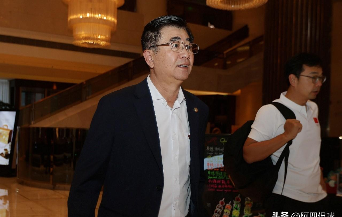 国内这口“高薪温床”再不砸烂，中国足球的留洋梦就永远只是一句口号！
9月30日，爱知·名古屋亚运会男足半决赛，中国U23男足1:2被韩国队逆转，止步四强。王钰栋第23分钟单刀破门，打破了中国男足亚运赛场长达40年无法攻破韩国球门的魔咒。但上半场第33分钟，韩国队李英俊头球扳平；下半场第80分钟，裴峻