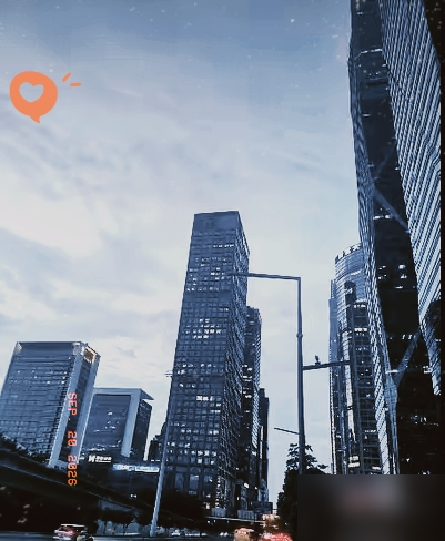 你见过成龙劝人别移民吗，他拍《新宿事件》就是干这个的。
零九年那片子，讲一帮底层华人偷渡到日本，打黑工，刷盘子，最后被黑帮剁手指、扔进绞肉机。
成龙自己说的，身边好多朋友入了外籍，到了人家地盘，就是二等公民、三等公民。
他想不通，为什么挤破脑袋往外跑。
那片子里混得最好的，也就是给夜总会看场