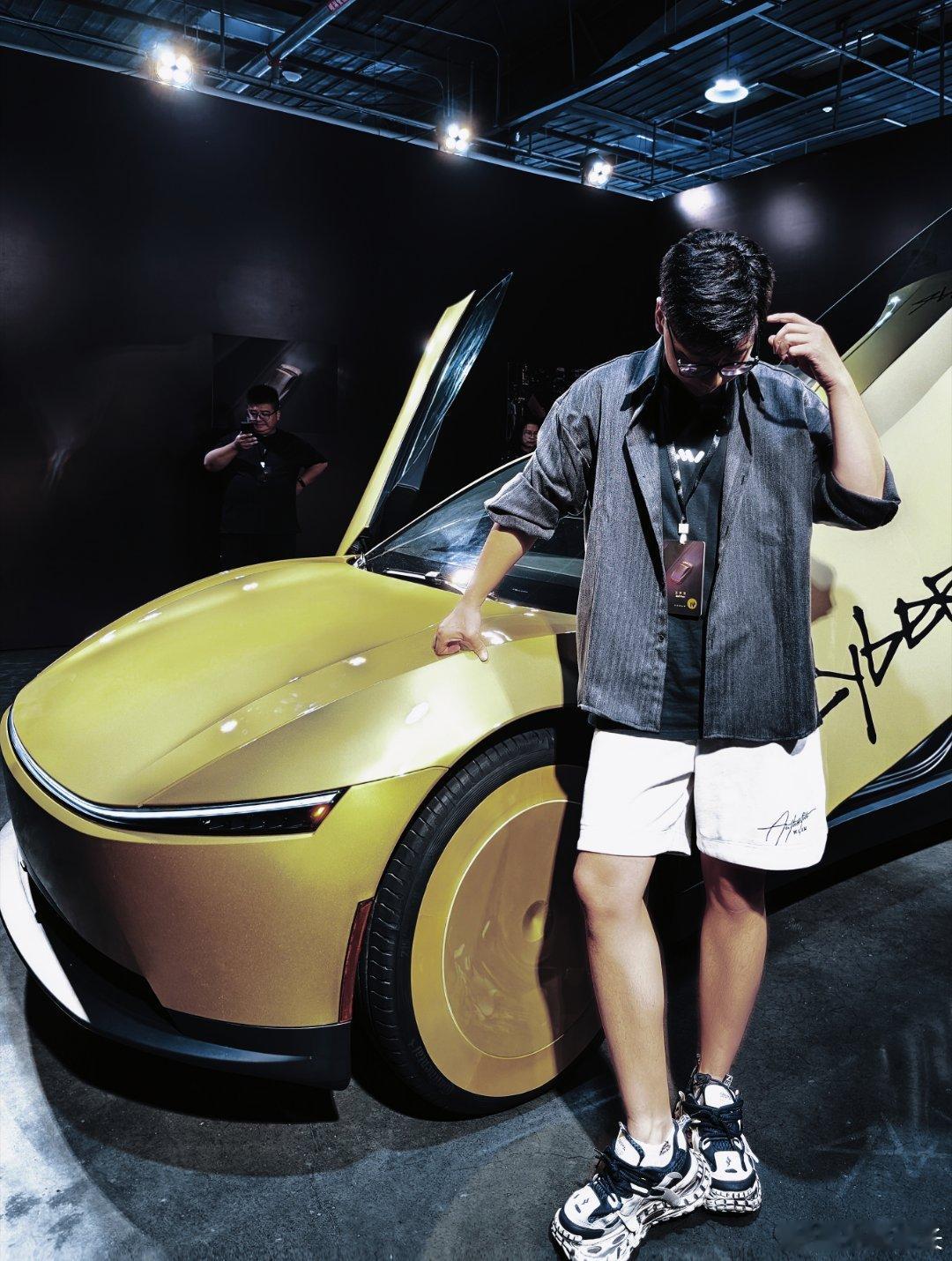 线下打卡Cybercab🚗
没有方向盘、没有踏板的无人驾驶车，
把未来出行实实在在摆在眼前。
科技不再是遥远概念，而是普通人触手可及的日常✨ 
#cybercab##特斯拉cybercab没有方向盘和踏板##无人驾驶##特斯拉cybercab# ​