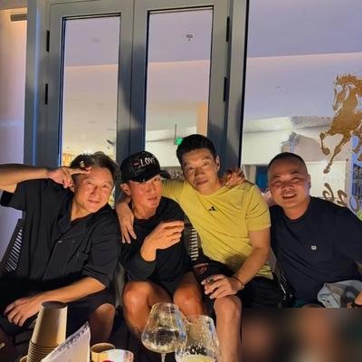 分房睡了三年，签字走到民政局门口三次，邹市明和冉莹颖又搂一起打球了。
吴尊一家也在场，夫妻俩当众贴脸秀恩爱，笑得一点不勉强。就上个月，邹市明刚宣布年底要复出打职业，45岁，左眼视力0.1。
两口子在节目里把家底抖了个干净：退役七年亏了2个亿，卖光北上广深的房，现在各还各的债。冉莹颖给婚姻打5分，