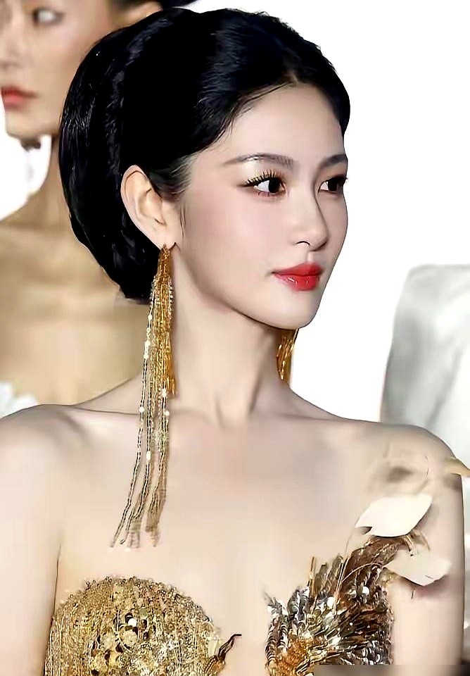 胖十斤被全网嘲丫鬟脸，瘦到92斤直接成了弹幕刷屏的“最美白月光”。

《凡人修仙传》墨彩环一上线，清纯破碎感绝了，哭戏直接封神。谁还记得之前的满屏骂声？

当时被嘲，赵晴一声没吭，没卖惨不还嘴。于正护着说她贪吃已在拼命减。进组后导演要求瘦到脱相，170的个子，硬生生从110斤饿着练着掉到92斤。