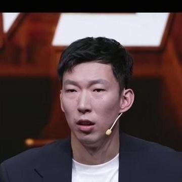 周琦这话，算是把窗户纸捅破了。他说国内有些教练，业务不行还倚老卖老。对比在国外，人家训练科学，讲数据，讲恢复。
话不好听，但真。他加盟首钢，腰伤一直反复，季前赛三场全歇了。李楠说得明白，保护性使用，身体评估过关了再上。
腰是旧伤，话是新刺。一个球员敢说这话，要么是不想混了，要么是真憋坏了。