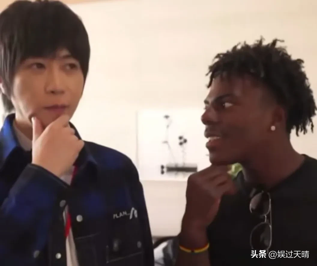 阿信现身苹果发布会，网红甲亢哥想和阿信互动时，他的经纪人告诉他：“阿信是中国人。”甲亢哥点头表示知道后，又一个外国人搂着甲亢哥说：“不要提到他来自中国，阿信不喜欢别人讨论这件事。”

这段视频被传上网后，不少网友认为阿信的真实立场暴露了，一个中国人却不喜欢别人说他是中国人，这不是立场有问题是什么？