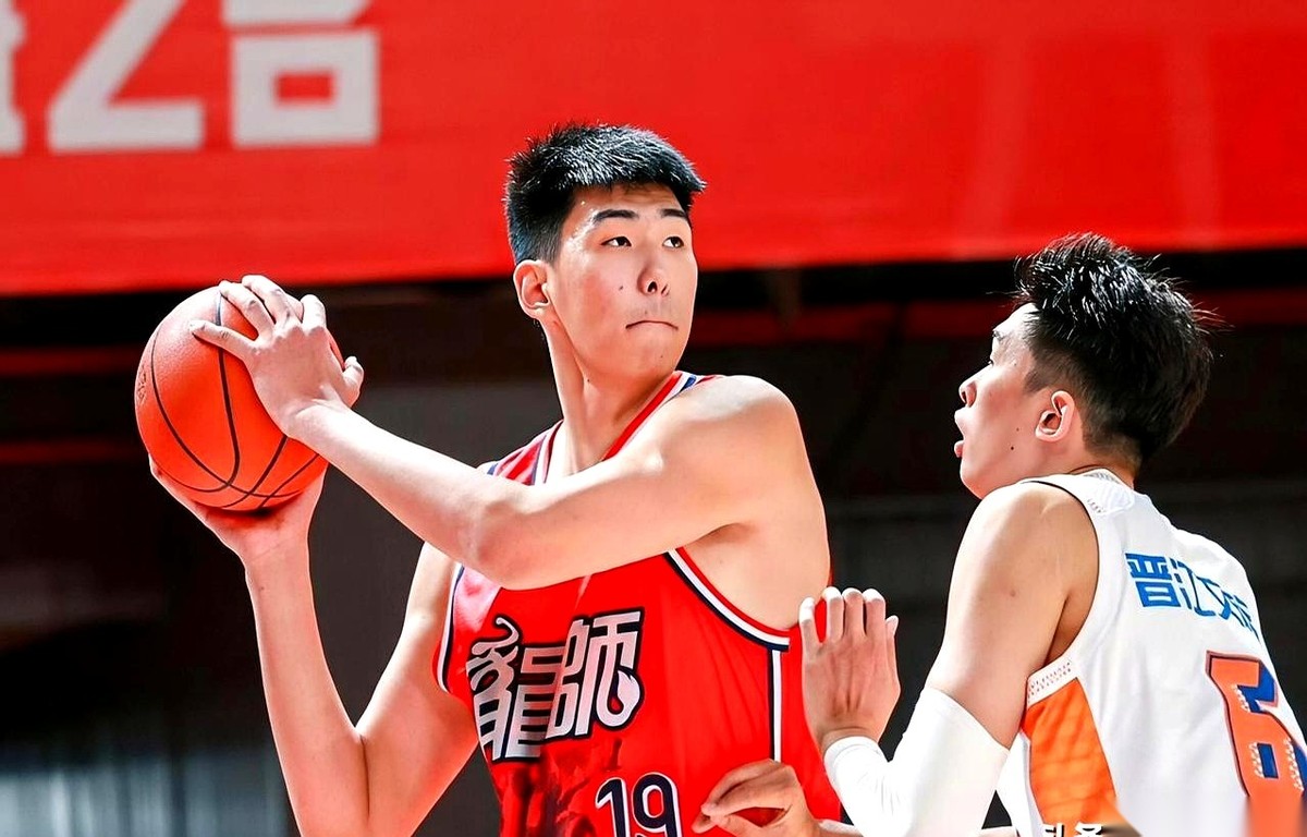 广东宏远亲手把一个2米26的巨塔送走，转头，人家就收到了5份NBA的试...