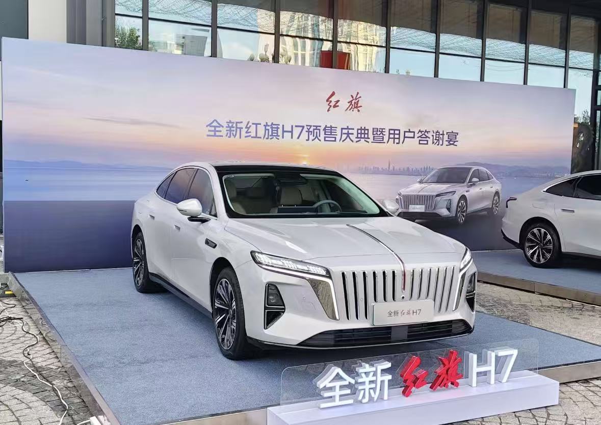 兼顾家用和轻商务的二手车里，红旗H7 PHEV的气场真的独一档。作为国产豪华车型，外观端庄大气、沉稳内敛，不管是日常家用代步，还是接待客户、商务出行，都特别有排面，低调又有质感。
插混动力完美兼顾了省油和续航，市区通勤用电行驶，用车成本堪比纯电车，超级省钱；长途商务出行切换油驱，没有续航焦虑，出行自