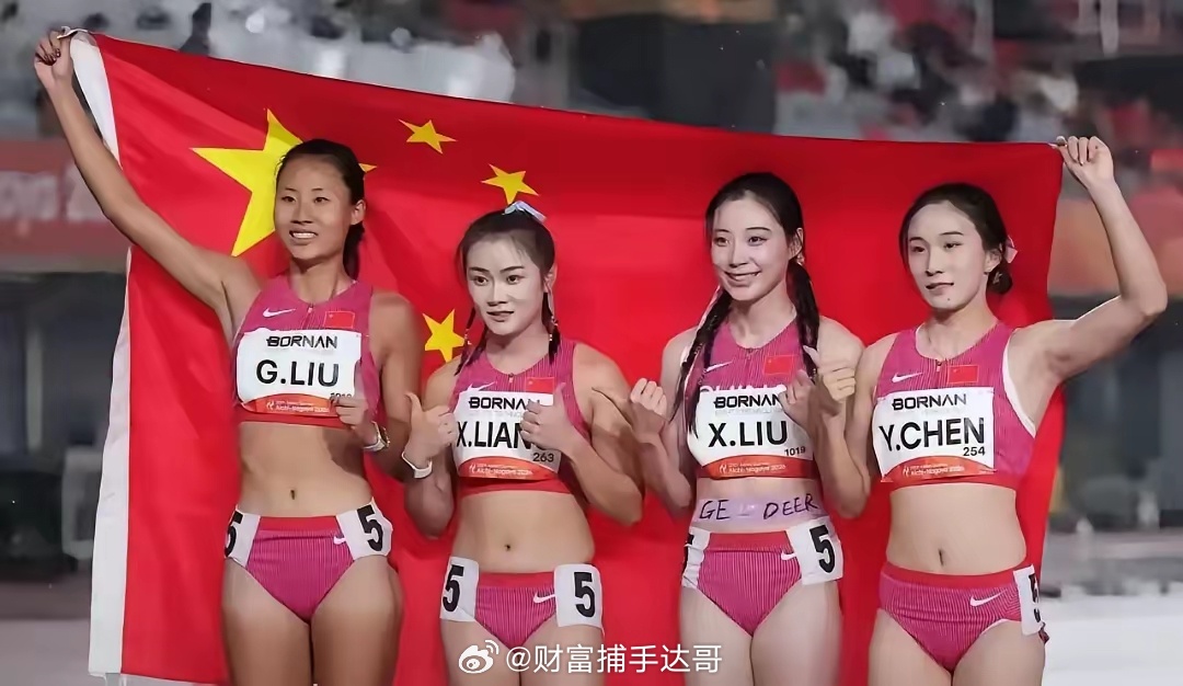 不知道大家发现没，亚运女子接力夺冠，四个姑娘站一排，只有刘峡君肚子上横着一条贴布，上面印着GEDEER，而这串英文字母，其实藏着感人的小心思。
​葛曼棋四天前百米预赛大腿拉伤，坐着轮椅出的赛道。她肚脐旁纹着一只小梅花鹿，队友私下叫她“葛小鹿”。GE是葛，DEER是鹿，连起来就是这个称呼。
​刘 ​
