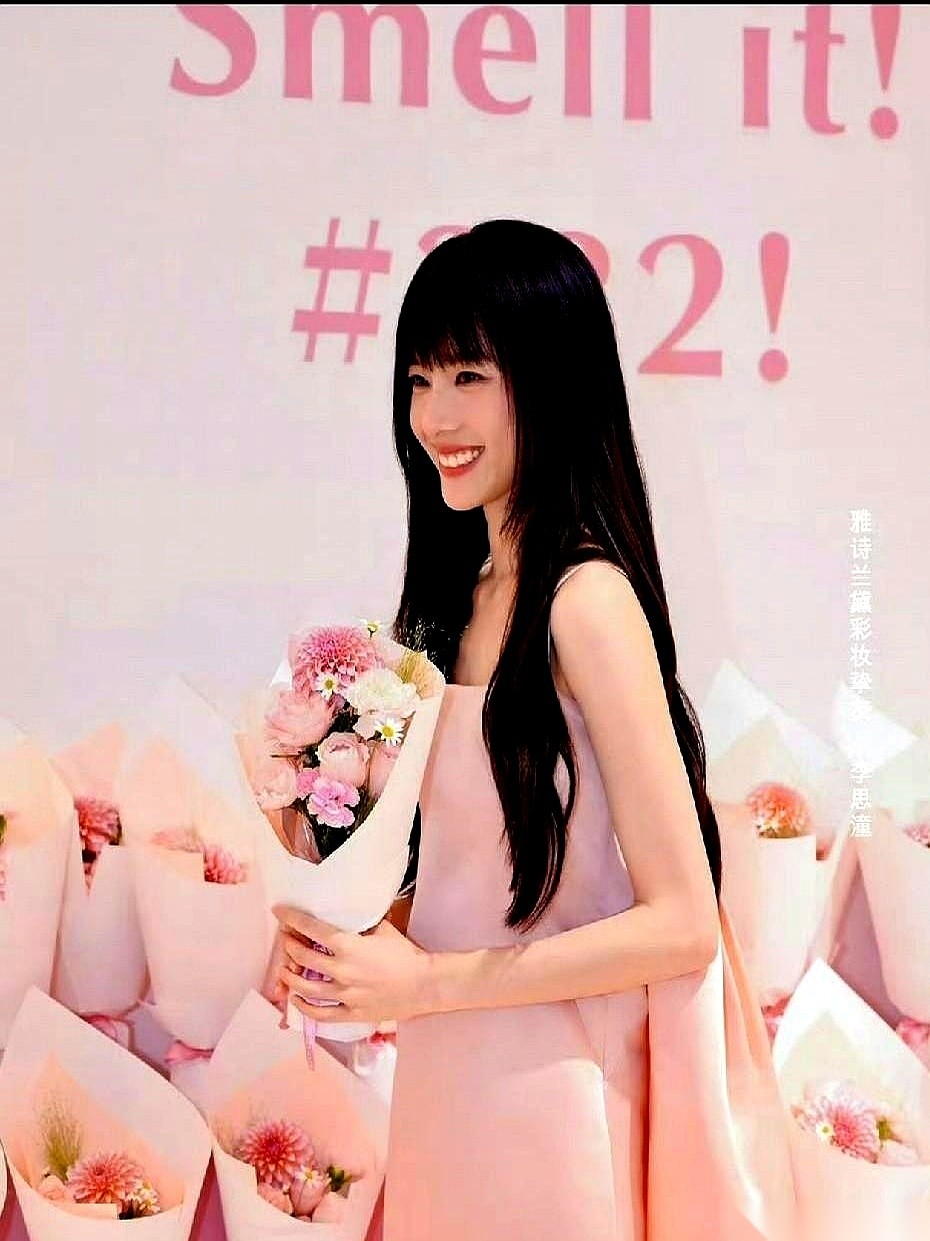 刚刚刷到李思潼的一张近照。
对，就是当年演《阿嬷的情书》的那个女孩。
点开照片放大，我划屏幕的大拇指停住了。当年大银幕上那层灵气逼人的高光滤镜，碎了一地。
脱离了电影级别的打光，现在的她，看着太吃力了。
如果非要找个画面来形容——把她随便塞进早上八点半挤满打工人的地铁三号线车厢里，她就是那个抓着扶手