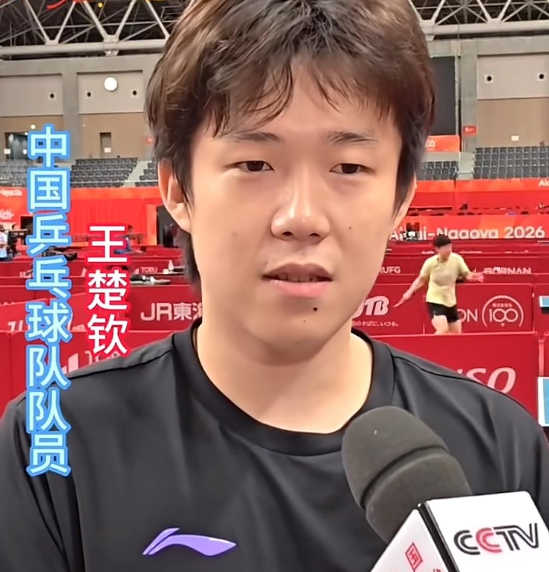 今天有人问他那艘大船住着咋样，他张口就说稀奇：舱房多，铺位挨着铺位，人挤人，讲得跟自己已经躺进去一样。可昨晚他压根没睡船上，是回岸上旅馆过的夜。看透跟着看热闹的人，才能摸到自家算盘：耳朵先搬进去，不代表人真住过。
耳朵先搬进去，不算真住过
三个细节摆桌上：昨晚没住，今天受访，嘴里却冒出“铺位挨着铺位
