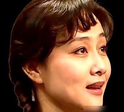 刘晓庆七十一还在横店扎进短剧堆里，一年接十部，潘虹七十二白发渐生，陶慧敏跟初恋稳稳过一辈子，老牌女星的活法比现在滤镜脸耐看多了。横店片场灯光一打，刘晓庆背词比小年轻还利索，潘虹近况里手有些肿、起身借把力，可镜头一对上，那股子悲气还是压得住场，陶慧敏那边没啥八卦，老公还是当年那个人，网上传她守寡十年纯