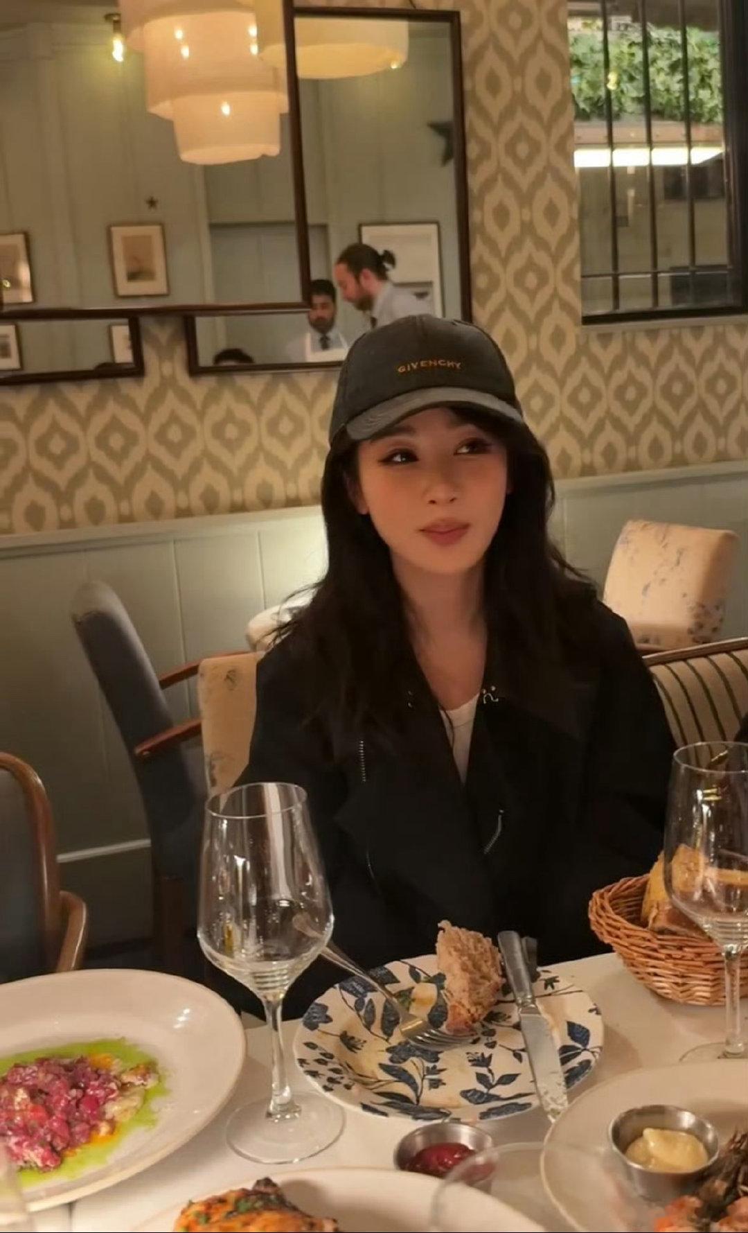 #刘诗诗杨紫刘冲共进晚餐#
哇
644这个发型和发色好好看啊
紫妹的状态也好好
紫妹的人脉真广啊哈哈哈哈哈 ​
