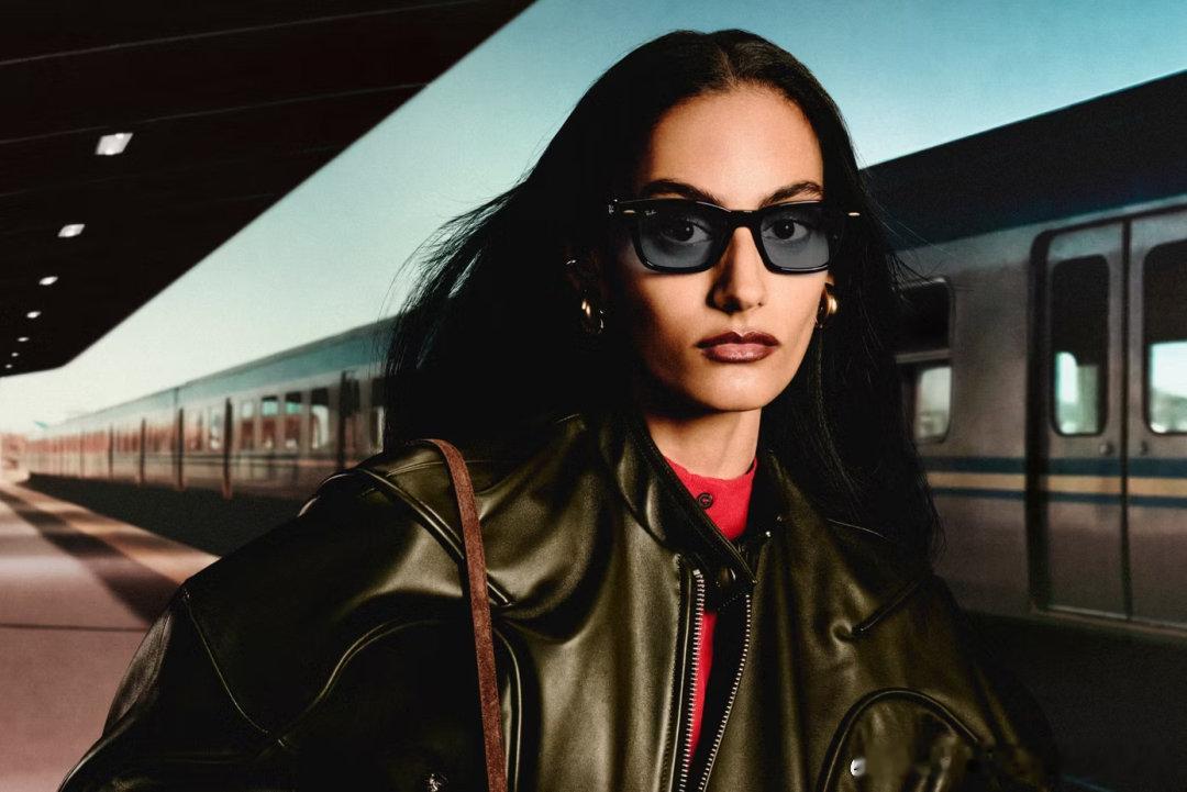 【#Ray-Ban推出首款无摄像头纯音频AI眼镜# 】

时尚无国界获悉，Ray-Ban进一步深化与Meta合作，推出首款无摄像头纯音频AI眼镜Ray-Ban Meta Audio。据悉，新品将取消摄像头，采用开放式音频设计，可用于收听音乐、播客、拨打电话及使用Meta AI功能，重量为43克，续航最长达12小时，并提供C ​