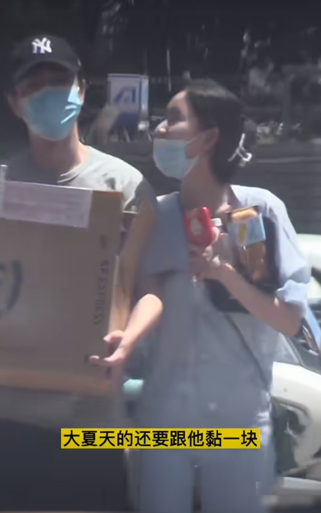 谈了五年，杨玏跟王玉雯这事，压根就没领过证。
有人翻出杨玏以前的情史，16岁就敢跟初恋表白，大学谈过一个五年多的，后来拍《何以笙箫默》跟米露好上，也是大大方方牵手回家。到了毛晓彤那会儿，双方工作室直接发文说假，一点没含糊。
再看王玉雯，2021年被拍到搂腰回小区，俩人低调买了顺义的房，杨玏还盯着