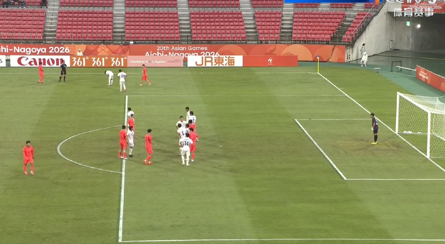 U23战术改变，泰国懵逼输球了？

  U23国足在亚运会第一轮淘汰赛，3：0干掉了泰国队，这一场比赛国足表现令人眼前一亮，主要是球队的变化，不再是一位死守，纯粹的打反击，而且是全场压迫对手，这让泰国队非常不适应，因为前面二轮比赛国足基本是回收阵型，而这一轮国足前场控球加上高位压迫泰国后卫，偶尔直接