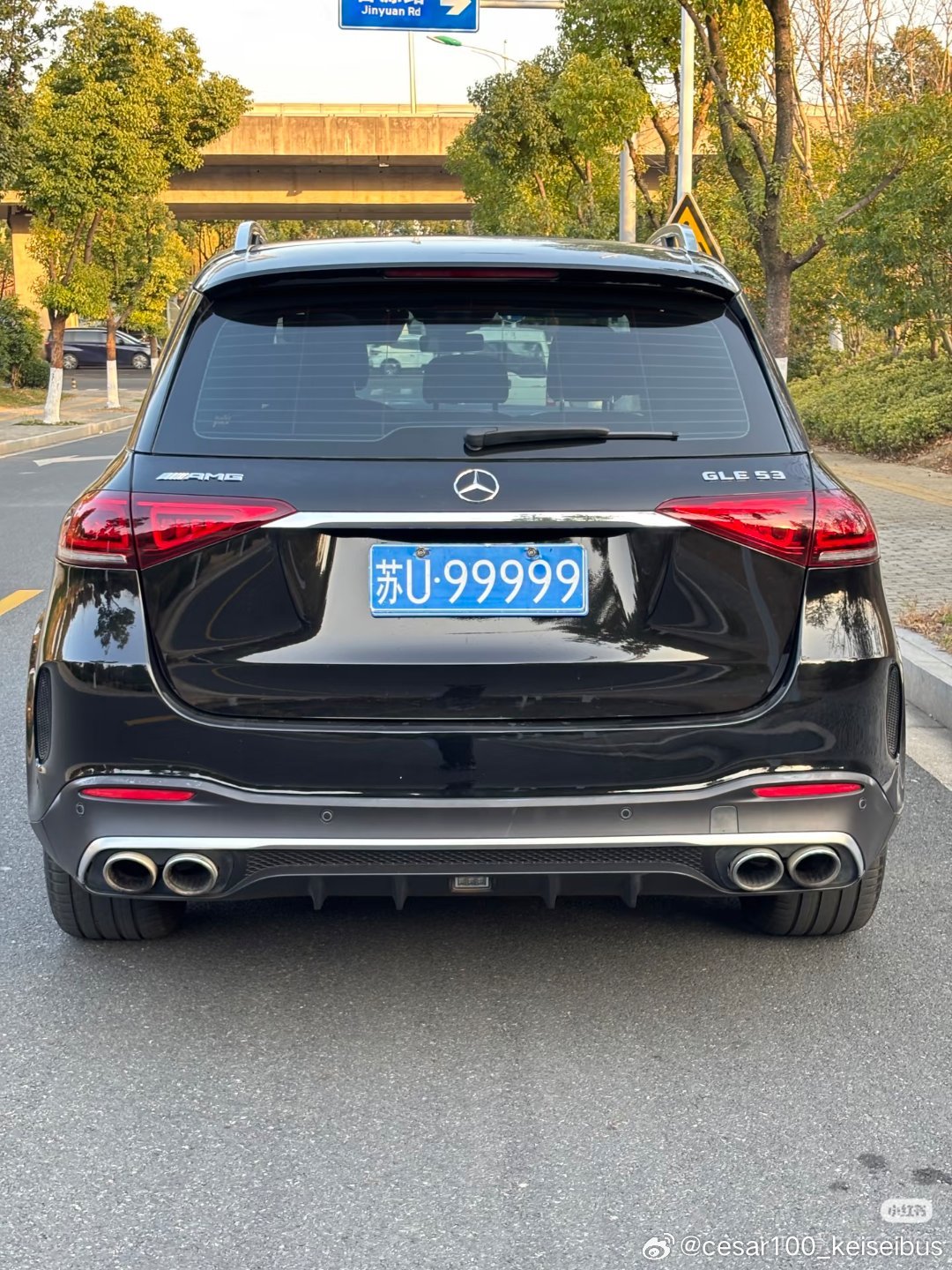 这辆开过的奔驰GLE53 AMG，3.0T的排量，全车原版原漆，车况极品还可以，转向很灵活，底盘稳定性很好，配置齐全，即使这台SUV还是很舒服的，但是空间很有高级感，依然就是很特别的感觉 ​