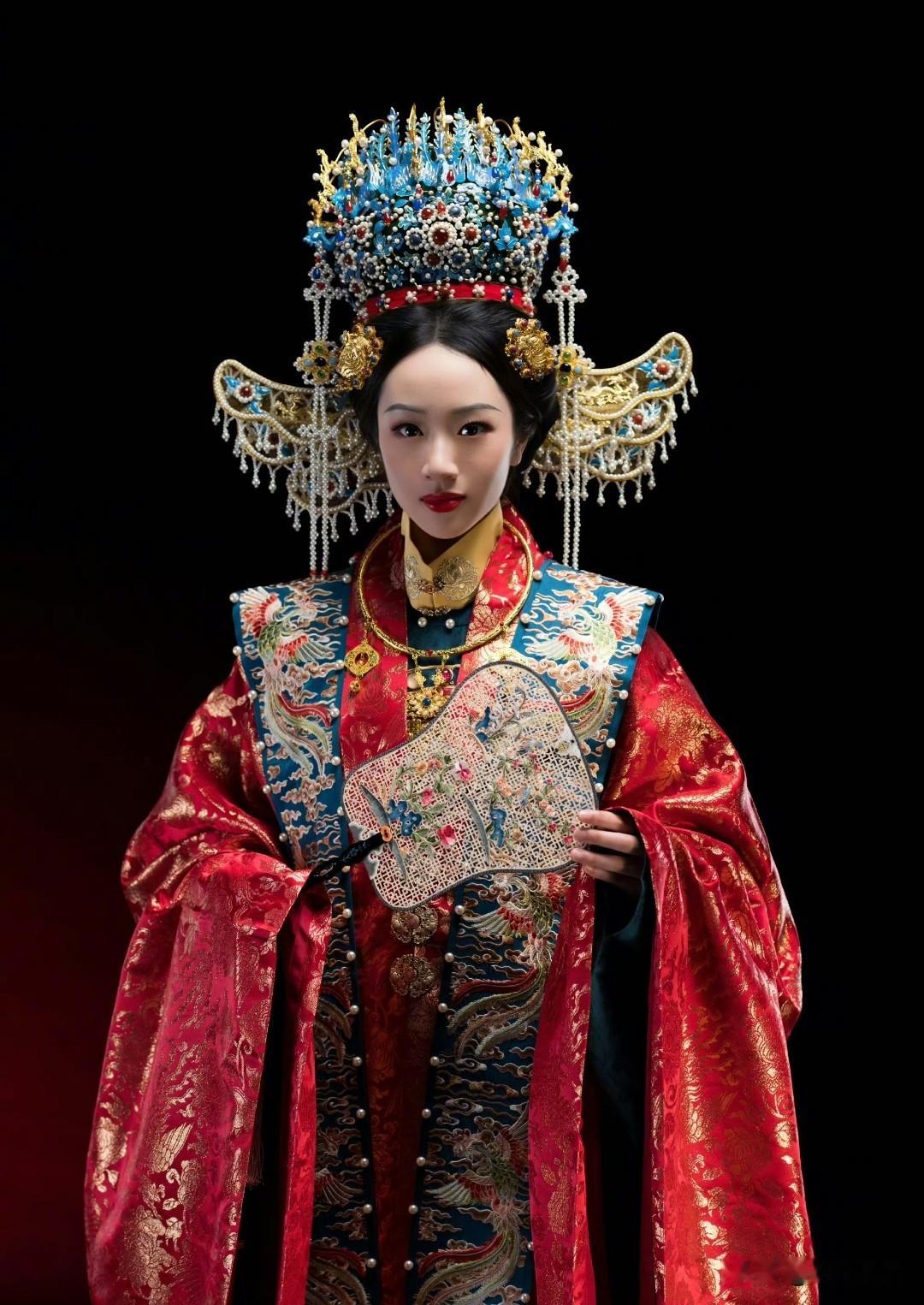 今日份甜瓜来咯，9月21日，又到吃瓜时刻，吴尊晒NeiNei穿婚服秒上热搜榜，这到底怎么回事呢？别走开，一起来看看吧。

吴尊在微博晒出15岁女儿NeiNei穿中式婚服的照片，原来是父女俩为澳华历史博物馆拍摄中国传统服饰展宣传海报。

网友们纷纷在线点赞、评论道:

挺好看的！ ​

想起爸爸回来了