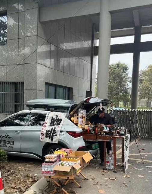 分寸被无视，博流量过火！
9月23日，江苏响水，网名汉哥的男子在殡仪馆门口摆摊卖咖啡，拍摄短视频造势，被网友戏称商业鬼才。9月24日殡仪馆劝导后，摊主承诺不再到此摆摊。
然而这场看似寻找商机的摆摊，争议远大于实际生意。摊主打着为家属提神的旗号，却借特殊场景拍摄短视频博取流量，部分网友还玩起惊悚化的咖