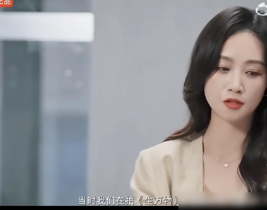 谁能想到杨幂现在九点不到就睡死了？
蓝盈莹拍《生万物》时爆料，杨幂在剧组雷打不动九点前躺平，九点半之后全组没人找得到她。
她自己都自嘲是54岁老年人作息，说离开嘉行之后没杂事缠身，直接把养生节奏拉到妈妈辈，还开玩笑以后要去朝阳公园跟大爷抢树撞。
网友都喊她妈幂，说这是内娱最高性价比的保养，比砸