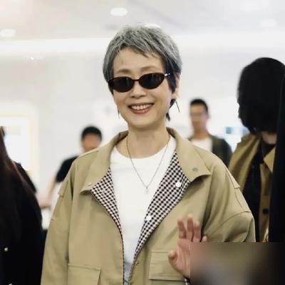 62岁叶童往机场一站，年轻人全输了。
卡其工装，银灰短发，墨镜一戴，走路带风。没有大红大绿，没有老年衫，就一身松垮工装，把“中老年穿搭”四个字直接撕了。
别人六十多岁忙着带孙子，她还在台上唱，在戏里演。舞台剧《唔讲得》刚重演完，电影《浅浅岁月》里演静芬，转头又去《乘风》唱《渡情》。档期比三十岁的