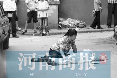 11岁男孩翻墙捡球坠亡，家长索赔108万！法院判决大快人心：自己买单！
“一失足成千古恨，再回头已百年身。”

湖南衡阳，一个本该充满欢笑的午后，却因一个羽毛球，酿成了一场无法挽回的悲剧。

11岁的小鹏，在自家院子里挥拍击球，羽毛球像一只调皮的白鸽，飞过围墙，落进了邻居家紧锁的院子。

这孩子，没