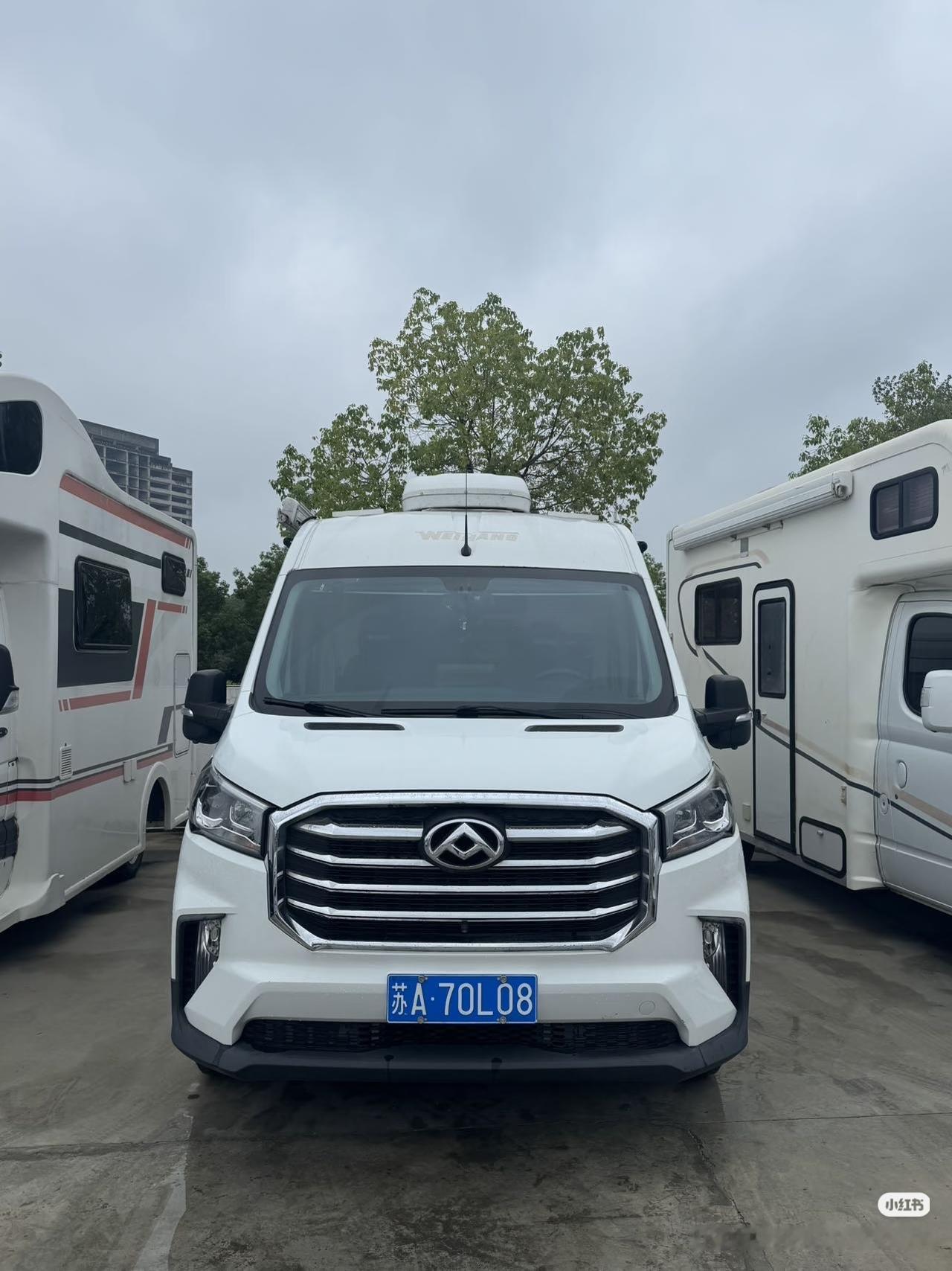 打算退休后自驾出游的夫妻，可千万别选SUV，不然铁定亏不少钱。昨晚我在乳山银滩海边散步，顺路经过房车营地，碰到一对从河北来的夫妇，开着崭新的大通V90，他们上半年刚把才开两年的SUV威兰达出手，换了这辆短轴中顶的大通V90，这买车换车的经历特别有参考性。
他们跟我念叨，当初选威兰达就是图SUV好操控