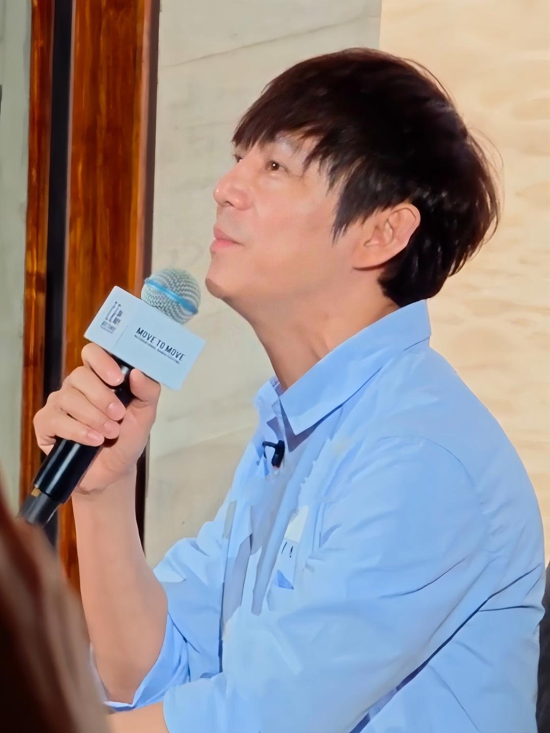 何炅身穿蓝色衬衫现身河北阿那亚，被粉丝们围着拍摄，他始终面带微笑，没有露出任何不悦。
      何炅都是52岁了，他头发随意的没有修剪，脸上皮肤很光滑，没有皱纹，身材保持的很好，没有一点的发福变形，他如今还是单身，这样的优质男可惜了！