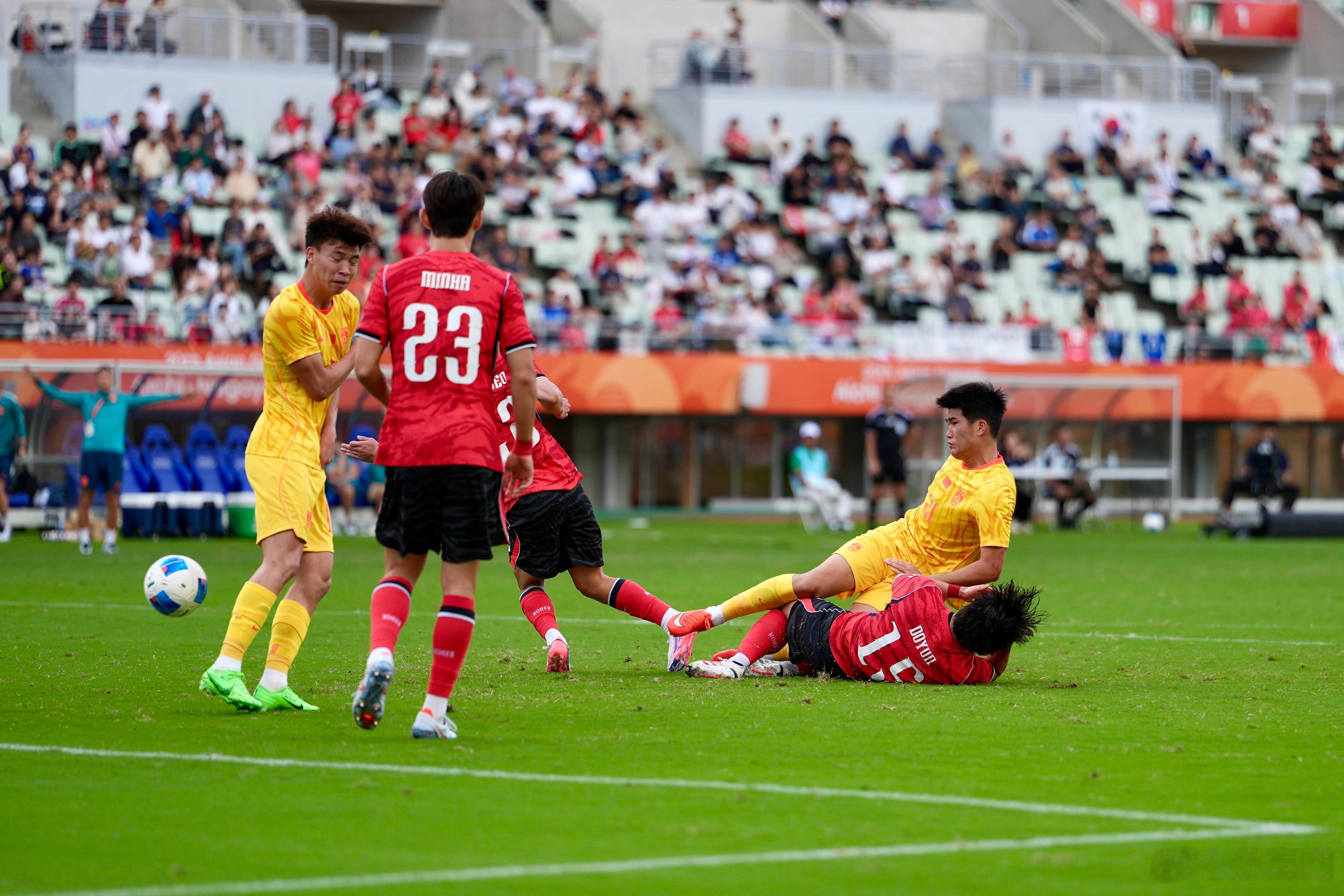 【#亚运国足vs韩国# 王钰栋进球中国队遭逆转 惜败韩国队无缘决赛】9月30日，在爱知·名古屋亚运会男足半决赛中，中国队与卫冕冠军韩国队展开较量。中国队一度凭借王钰栋的进球取得领先，但韩国队随后连入两球完成反超。最终，中国队1:2不敌韩国队，无缘决赛，将参加10月3日举行的铜牌争夺战。#亚运会# ​