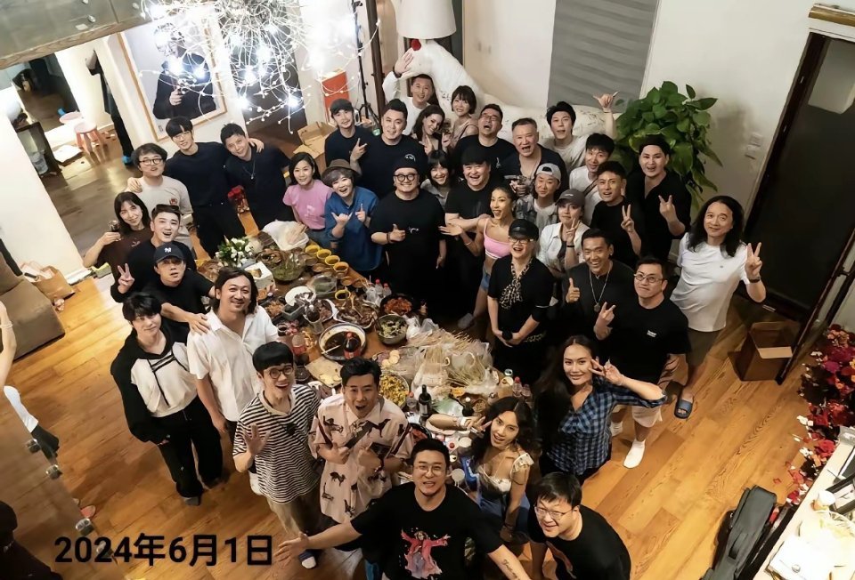 刘欢家长期不雇保姆，却自2015年起每年六一在家操办八十多人的音乐人聚会，亲自下厨做红烧肉，这场延续十年的家宴直到2024年才画上句号。  一、家宴规模与阵容- 宾客名单：自2015年起，这场年度聚会
