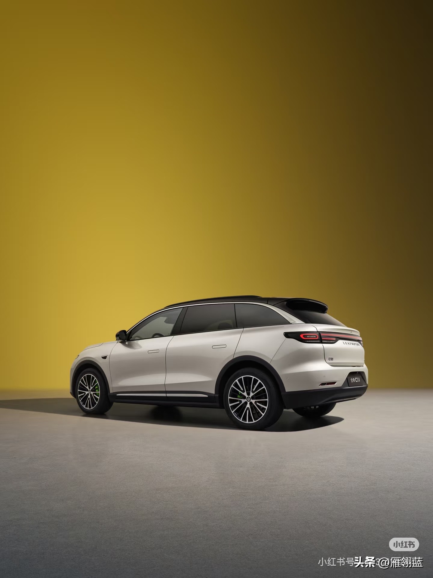 零跑C11：一台被35万家庭用户验证过的新能源SUV
 
以前聊到新能源SUV，特斯拉Model Y总绕不开，现在，零跑C11也常被放在一起讨论、对比。无框车门、悬浮车顶、前双叉臂后五连杆，这是它的老底子；27款又把座舱、舒适、补能、智驾全补齐了，每一步都精准踩在家庭用户的需求上。
 
日常用车，8