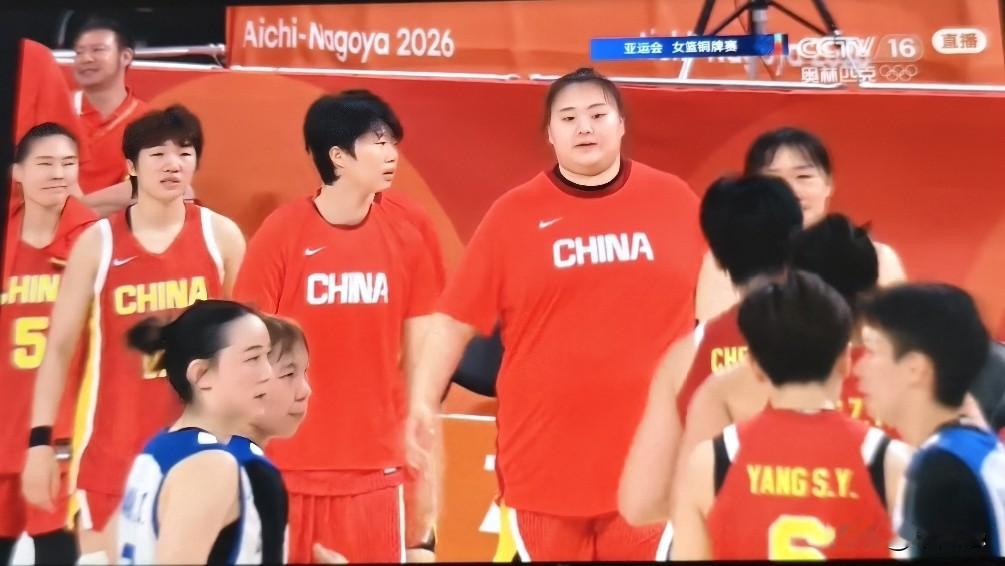 中国女篮的刘禹彤简直是略显失落！在亚运女篮铜牌战中国VS中国台北的比赛中，刘禹彤没有获得出场机会。这是继半决赛打韩国之后，刘禹彤再次没有获得出场机会。难怪大宝贝在赛后多少显得有点失落。