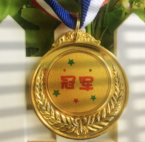 亚运会过去十九届，金牌榜第一的位置，历史上就只发生过一次更迭。
 
早年间的亚运赛场，日本长期占据金牌榜头名，从1951一直延续到1978，前后算下来拿下八届赛事的第一。局势出现转折，是1982年的新德里亚运会，我们拿到六十一枚金牌，完成对日本的反超。从那一届开始，榜首的位置，我们就牢牢握在手里，一