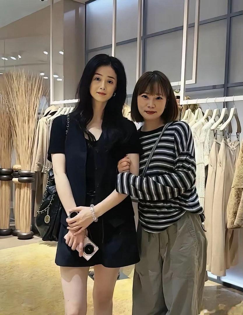 蒋欣现身北京SKP逛街，整个人看起来瘦了好多， ​