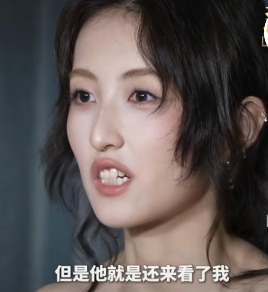 这是近期采访张子枫的照片，《捕风捉影》上映的时候，她还是后面两张图片的样子啊，这次明显没有之前邻家小妹的感觉了。虽说现在变丑了，但是这明星怎么能在如此瘦的时候，竟然还能想瘦就瘦，想瘦多少瘦多少呢，普通人连瘦十斤都觉得用尽了全身力气，使出了浑身解数，已经很瘦的情况下到底是怎么瘦的呢？