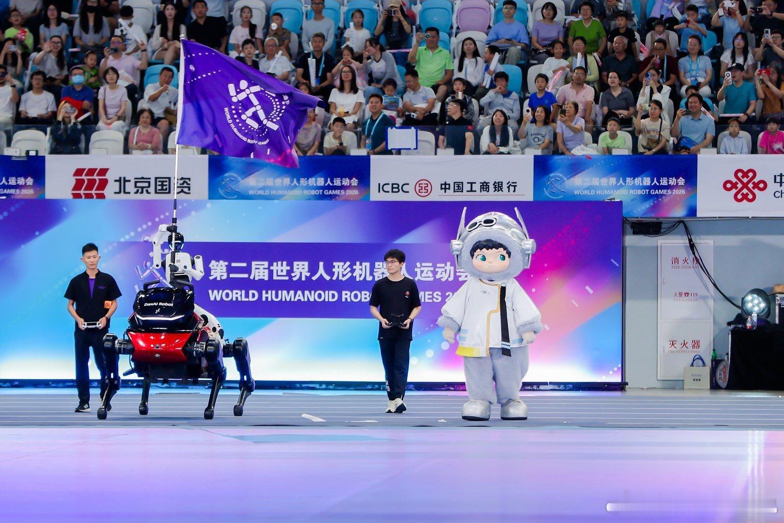 #WAKUKU打工日记#圆滚滚的智宝成为世界人形机器人运动会的亮眼存在，由赛事方携手HERE奇梦岛旗下IPWAKUKU打造，它在场内模仿机器人比心跳舞，搞怪灵动的表现，让硬核科技赛场变成充满欢声笑语的童趣乐园！#北京机器人运动会显眼包吉祥物wakuku##北京机器人运动会wakuku太好玩了##HERE奇梦岛# ​
