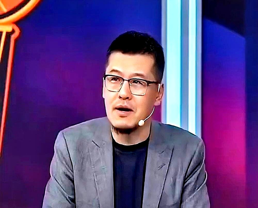 杨毅说威少“抛投看天”，这话算是捅了马蜂窝。

底下评论区直接炸了，球迷跟他掰扯，说生吃硬突、冲抢篮板怎么就不算核心技术？非得一板一眼的投射才算？

其实俩人说的不是一回事。球迷看的是观赏性，是那种肾上腺素飙升的场面。杨毅是站在职业生涯后半段看的，他挑剔的是，当膝盖发沉、跳不起来的时候，你靠什么吃饭