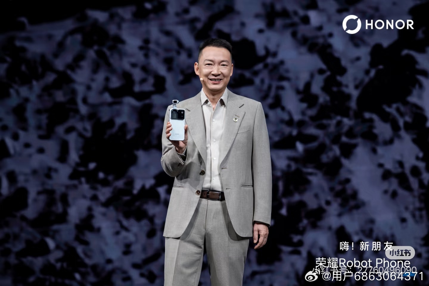 后退，总有一万个理由；前进，只需要一个“敢”字。
敢想，把机器人的四自由度机械臂塞进手机，敢干，把多模态具身交互 Agentic OS 的落地体验放进手机，敢不同，树立移动影像叙事的全新标杆，这些最终汇聚成了荣耀Robot Phone。
作为荣耀敢想敢不同的第一款代表作，荣耀Robot Phone如期而至，它不仅是 ​