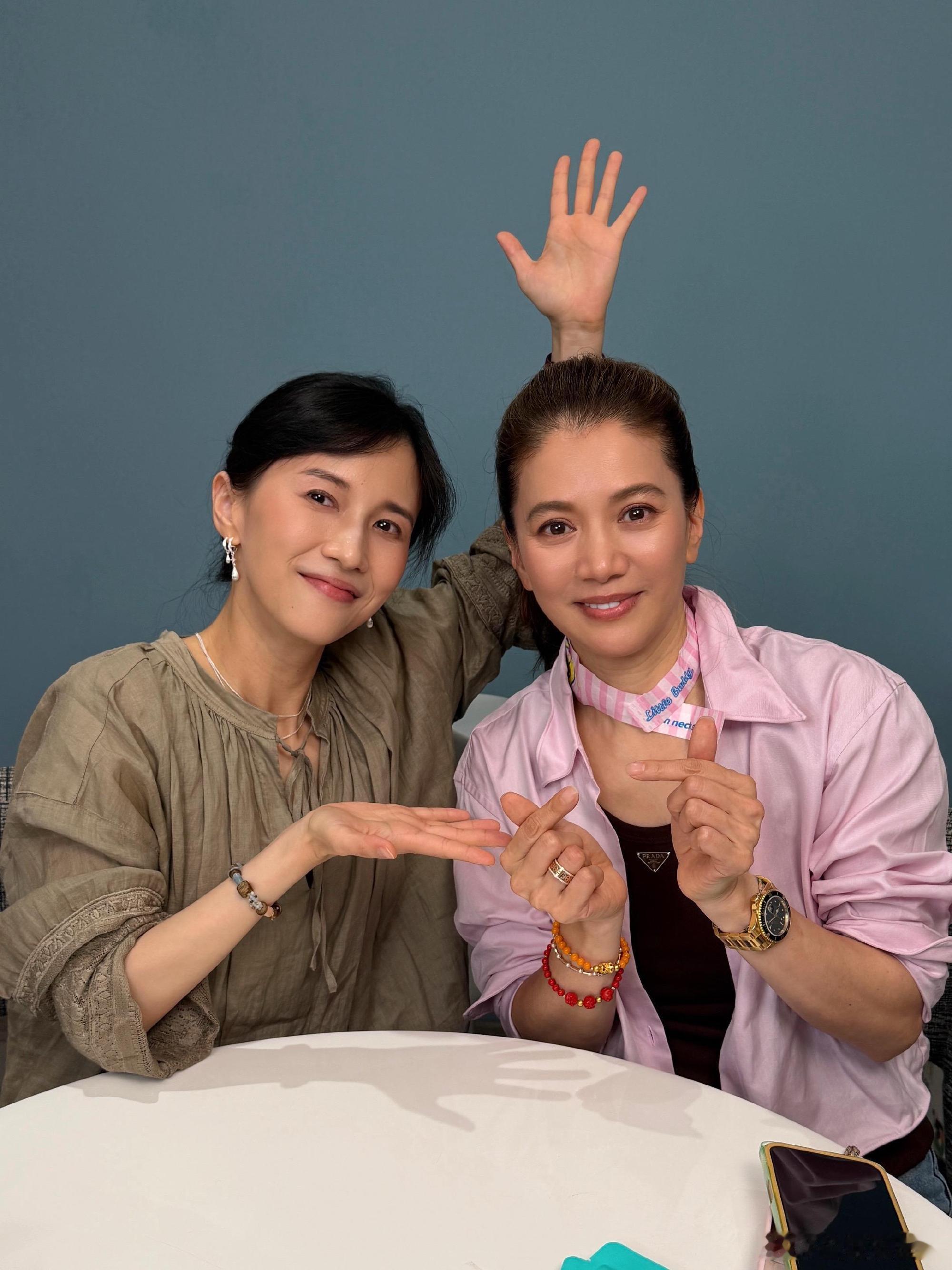 袁咏仪上papi酱的节目聊吴镇宇那段，我来回刷了三遍，她边说边翻白眼的样子，完全是跟损友唠真心话的状态，一点明星架子都没有。
别人提到吴镇宇，第一反应都是《无间道》里狠得发颤的反派，气场压得人喘不过气，其实熟悉他的圈内人都知道，这份戏里的强情绪，全是他现实里的本色。年轻时候的他性子急到炸，认死理钻牛