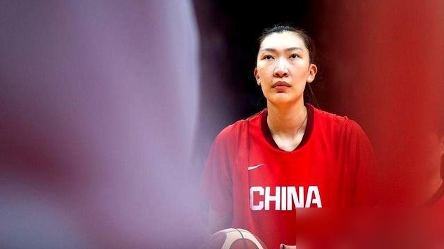 年薪千万不要，非去美国拿底薪。韩旭这操作，多少人骂她傻？
WNBA第四个赛季刚结束，全勤，一场没缺。季后赛半决赛被横扫，她反倒说自己在防守端进步了，还得练对抗、抓篮板。
转头又签了澳大利亚，一年底薪。之前在山猫，她场均16分7板2帽，拿过最佳防守球员。
国内俱乐部开高价，她不去。就待在对抗最狠