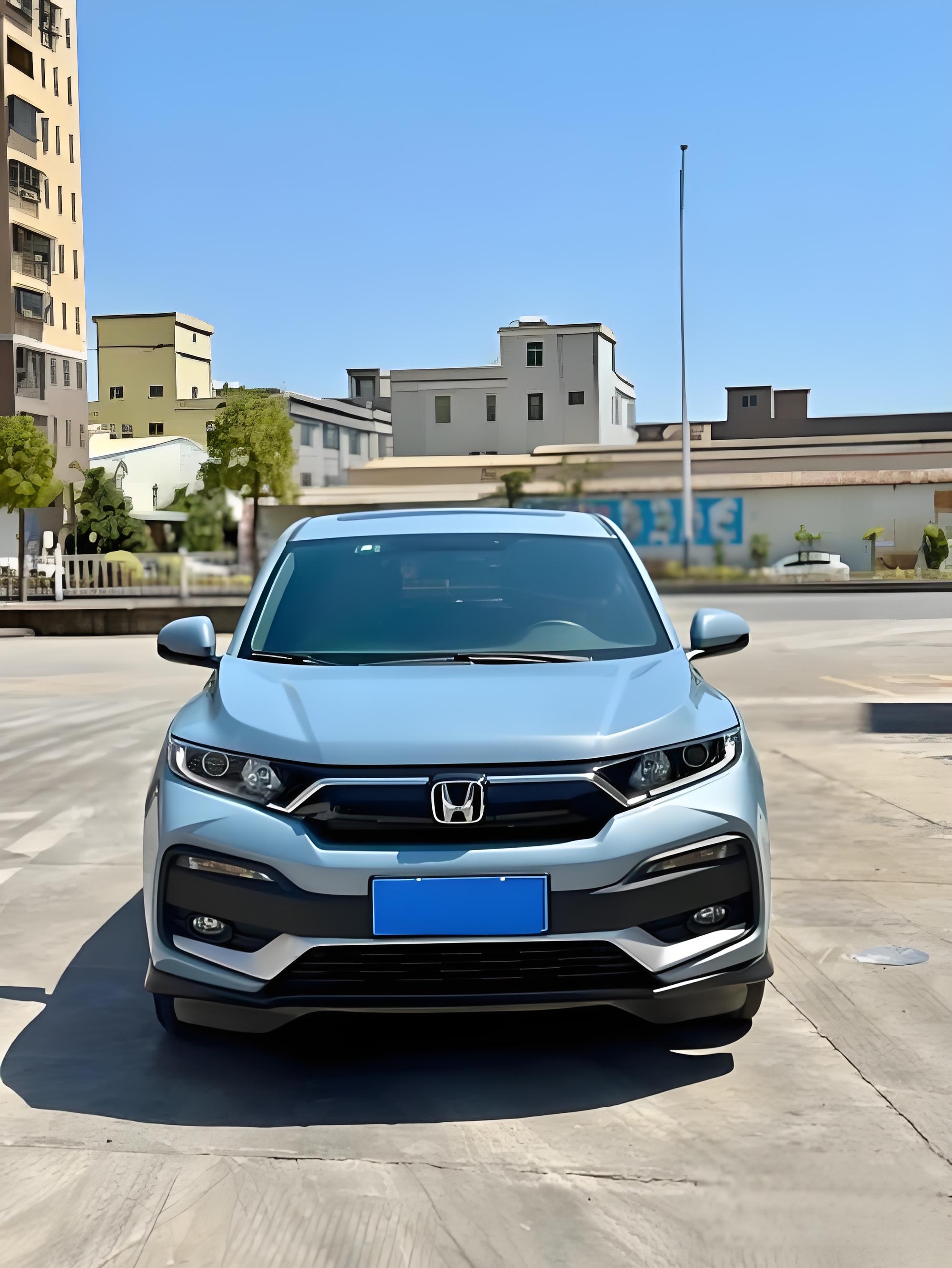 7万预算想买一台好开好停的准新小型SUV，可以看看2021-2022款本田XR-V，3万公里左右的精品车源大多落在这个价位。本田的机械稳定性久经市场考验，非常适合城市代步。
1.5L自吸版本，动力轻快，市区超车没有压力，综合油耗6.8L上下。魔术座椅是它一大亮点，后排可以完全放倒，拉大件物品很方便，