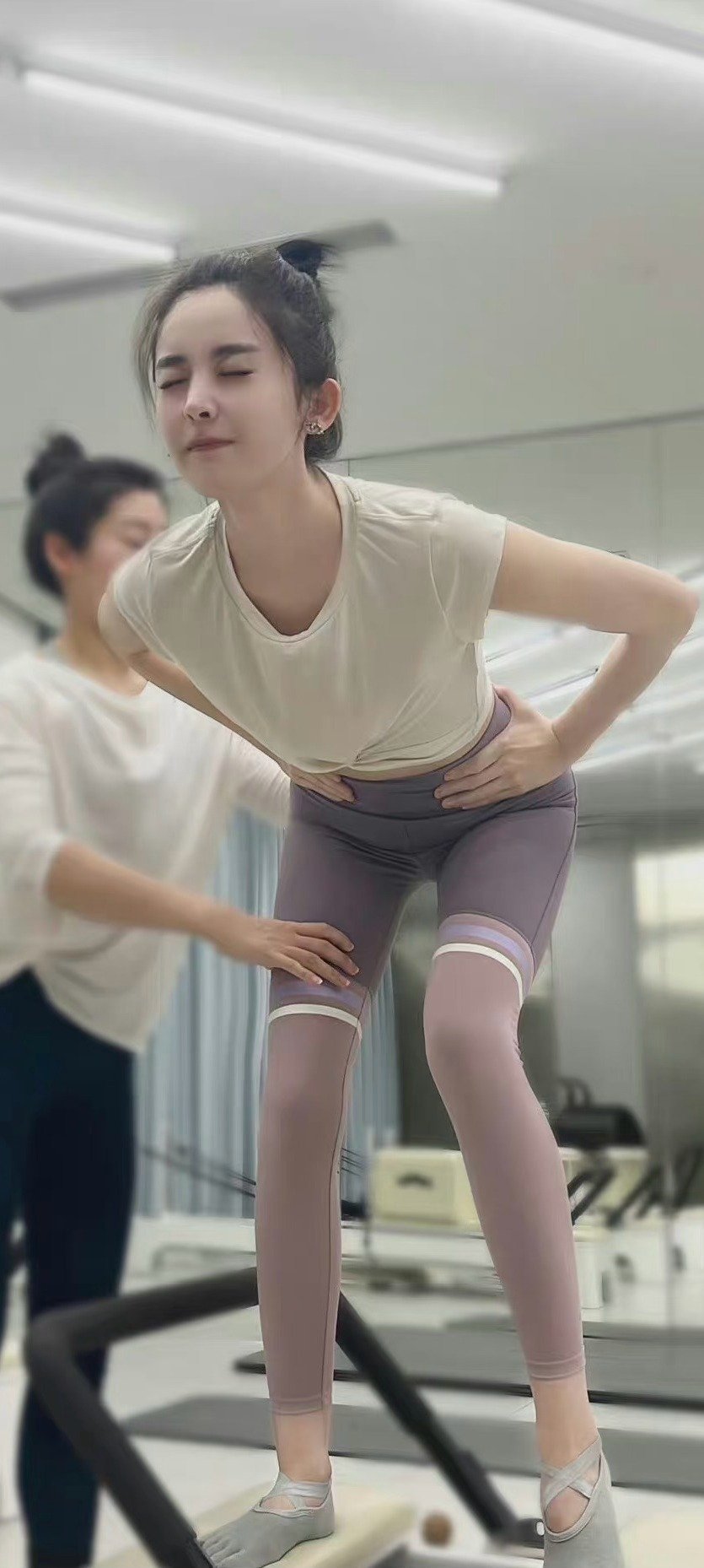 古力娜扎健身时光穿搭，自律又美～谍战剧《醒来》金宝一角演技口碑反转，角色贡献度一路冲到47%，还拿下COACH全球代言。#古力娜扎[超话]# ​