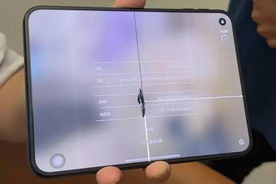 #苹果发布iPhone Duo铰链故障排除指南# 
10月23日，苹果发布其首款折叠屏手机iPhone Duo的铰链故障排查指南，针对设备无法完全展开或闭合、开合异响、铰链松动或损坏等情况提供检查步骤。若遇到这些问题，苹果建议用户先移除第三方保护壳或屏幕保护膜，检查铰链是否松动、卡滞或错位，能否在不同角度稳 ​