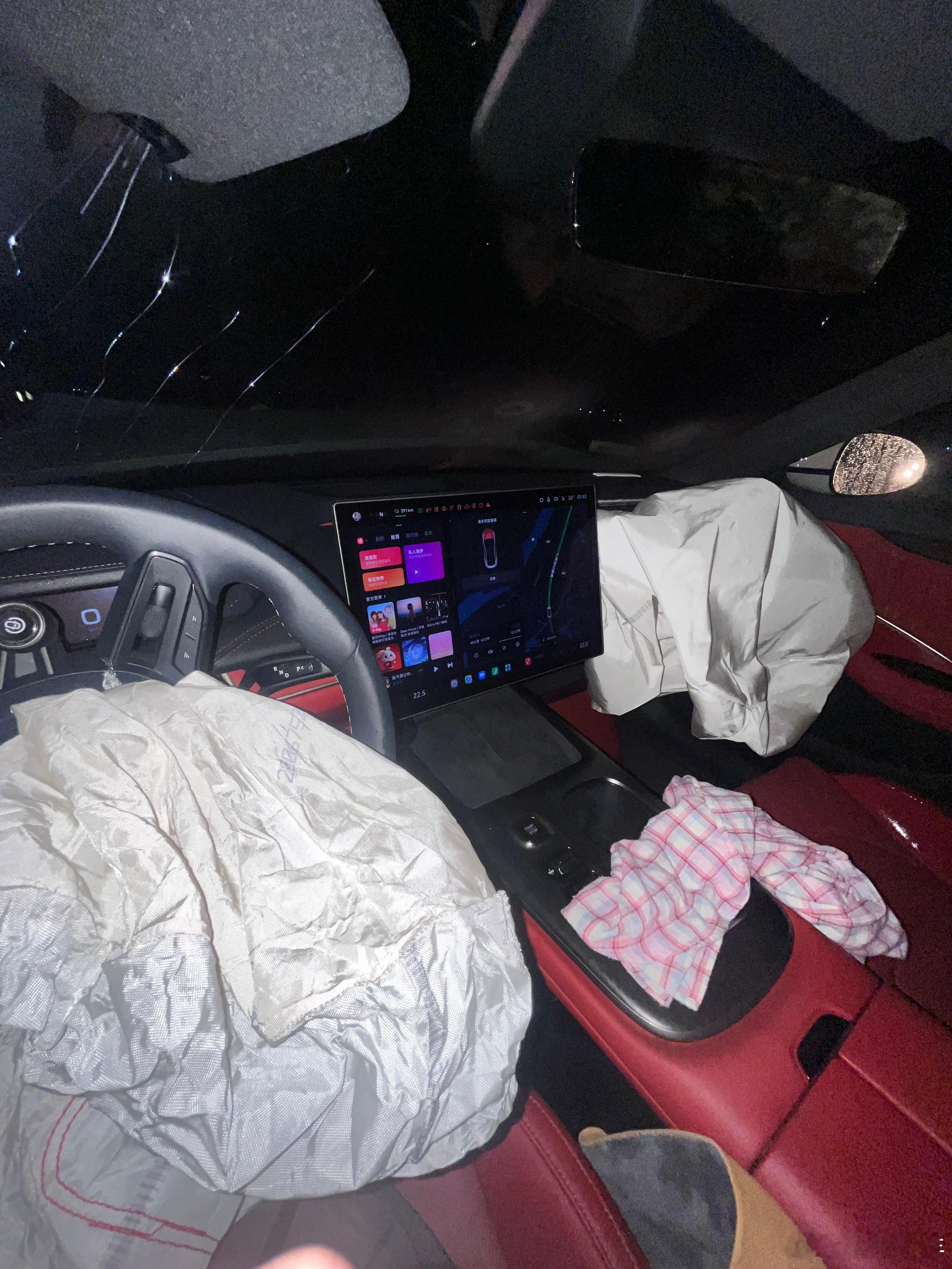 第一次发微博，献给护我生命的小米汽车，和那位比亲人还着急的深圳南山小米店长🙏

6月28日凌晨，大雨到暴雨⛈️，雷暴翻滚，8级短时大风裹挟着整片夜空。

我驾驶着我的SU7，从深圳往广州方向行驶。途经东莞时，时速120km/h，一辆轿车突然变道，撞上了我的车尾。

那一刻，整个人都是懵的😵。

人 ​