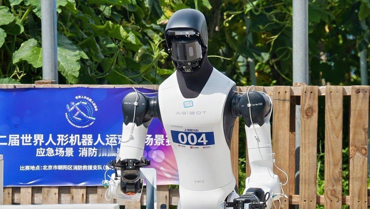 #智元获机器人运动会金牌榜第一#
第二届世界人形机器人运动会落幕，智元以18金16银12铜拿下金牌榜、奖牌榜双第一，最让人意外的是，参赛的全是量产机型，没有为比赛专门定制改装，相当于平时进厂打工的机器人，抽空上场拿了冠军。
 
灵巧手赛道8个项目拿下7金，粉末称重、拆箱撬盖这些精细操作，和工厂 ​
