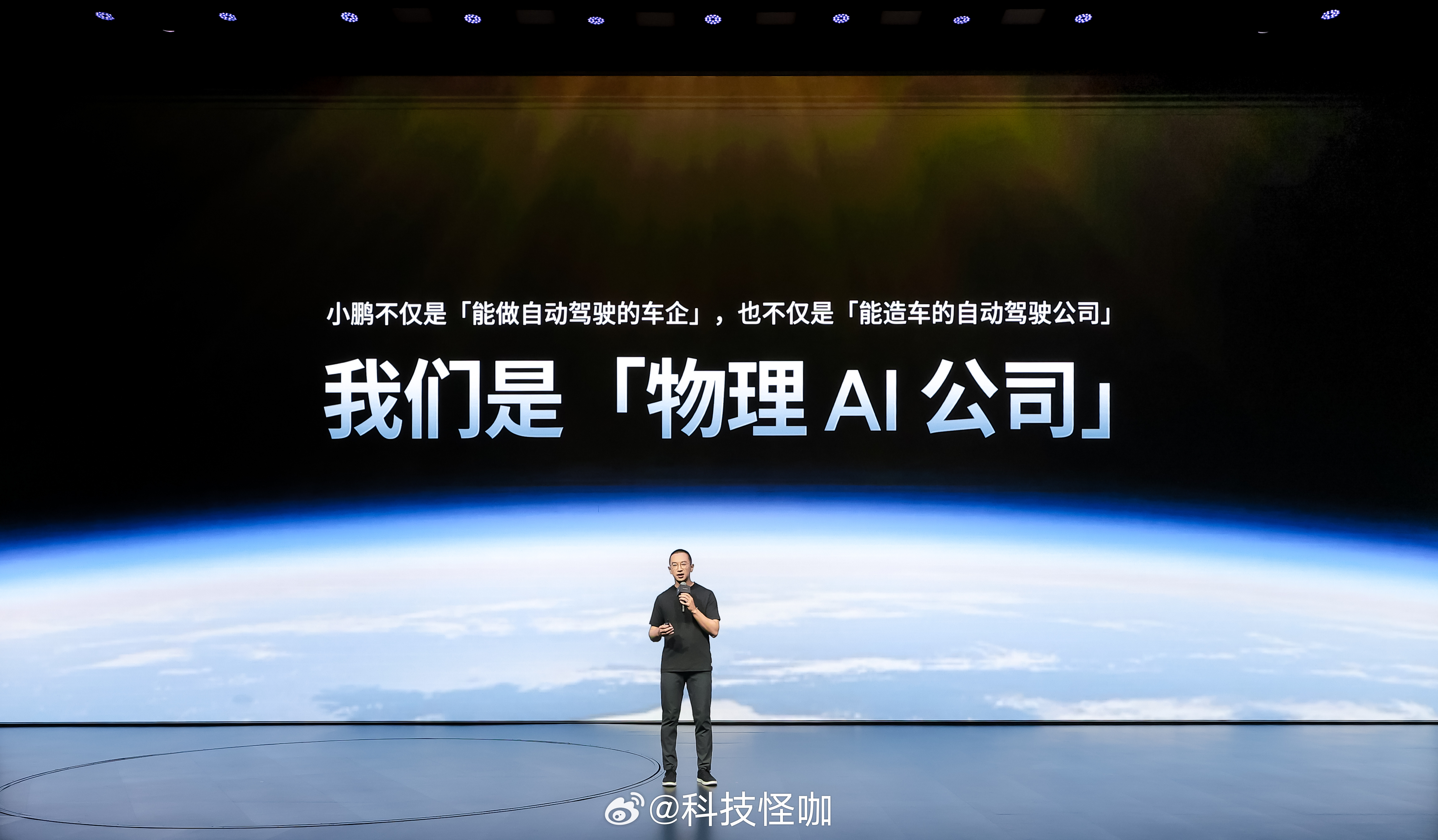 小鹏以后AI收入能超过造车了

已经敢说自己是一家物理AI公司

#小鹏第二代VLA首次模型重大升级##小鹏图灵AI第三颗芯片正式点亮#

小鹏图灵AI芯片打开新的可能
开始具备更通用的本地AI推理承载能力

随着AI Infra持续沉淀，模型能力将从AI汽车到通用人形机器人，再到更多的智能本体，最终走向更广阔的物 ​