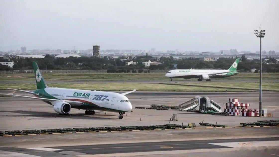 #巴基斯坦对台湾航司关闭领空# 巴基斯坦成为全球首个为恪守一个中国原则，对中国台湾地区航司关闭领空的国家。巴国防部长明确表态，只允许中国大陆航司飞越其领空。自10月25日起，华航、长荣不再通行巴空域，多条亚欧航线被迫改道，飞行时长与燃油成本随之上涨。台湾是中国不可分割的一部分，一个中国 ​