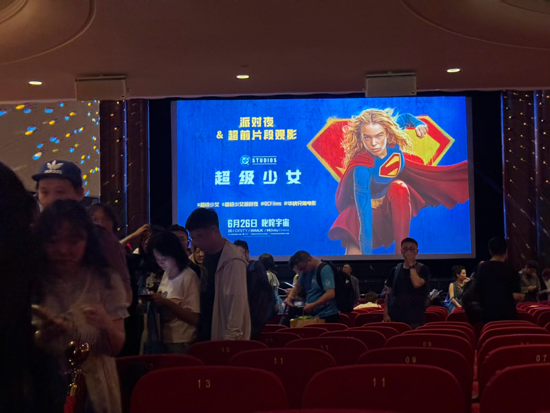 看了《超级少女》半小时片段 还可以[笑哈哈] ​​​